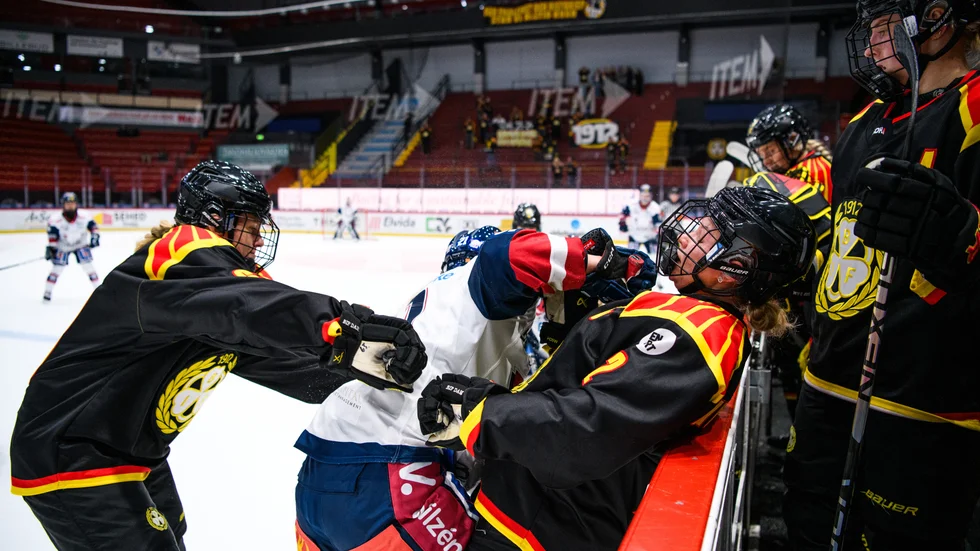Tät duell vid Brynäsbåset.
