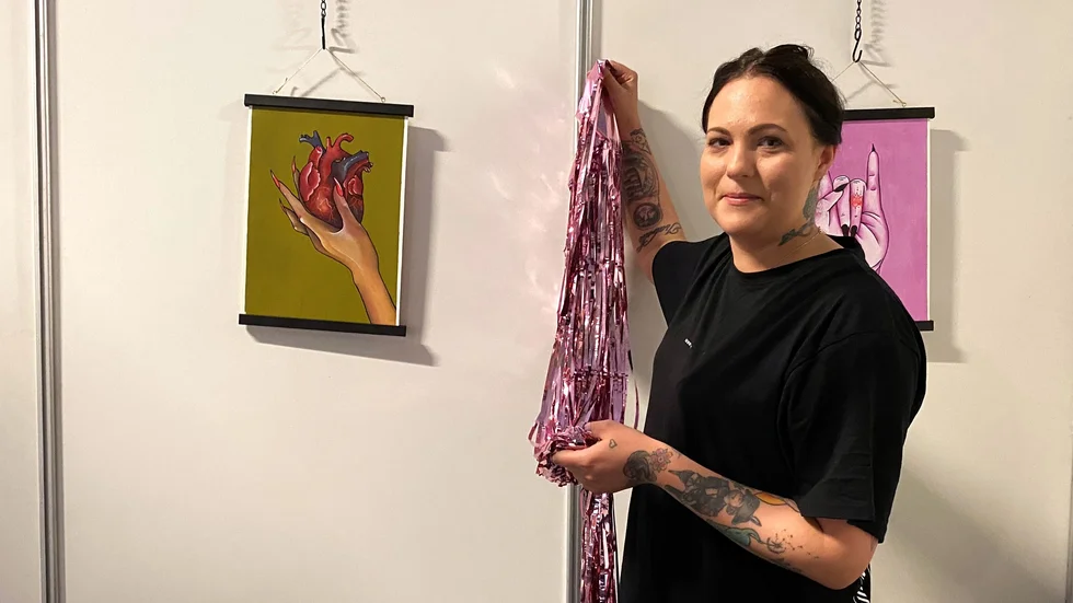Mia Larsen, även hon från Lycksele var på plats och gjorde sig redo. Det är första gången hon tatuerar på en mässa. "Det känns spännande, jag har inte provat det här förut", säger hon.