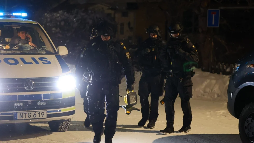 Polisen var på plats med ett stort antal resurser. Polishundar och bombtekniker arbetade under natten.