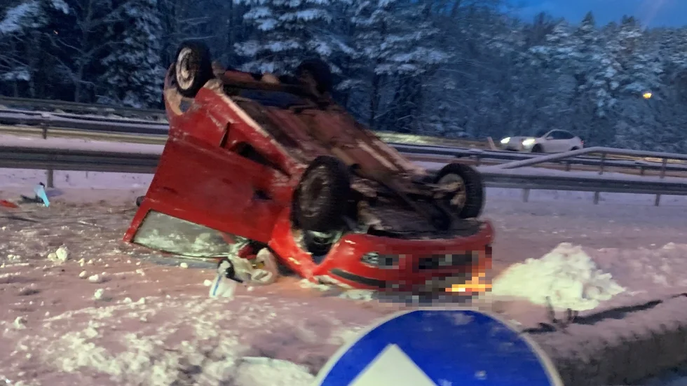Två trafikolyckor inträffade på onsdagsmorgonen vid E4, i höjd med Arlanda. Den ena bilen har vält och ligger på taket.