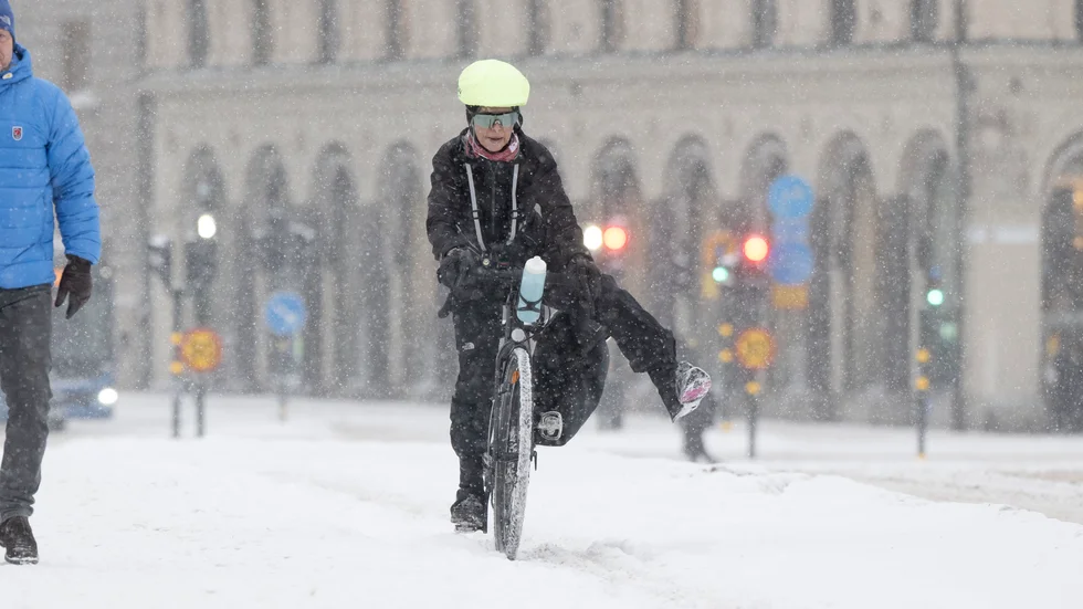 Vintern slog till med full kraft i Stockholm. Cyklist på Strömbron.