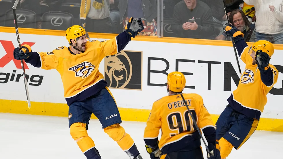 Nashvilles Filip Forsberg, längst till vänster, firar efter sitt mål mot Pittsburgh.