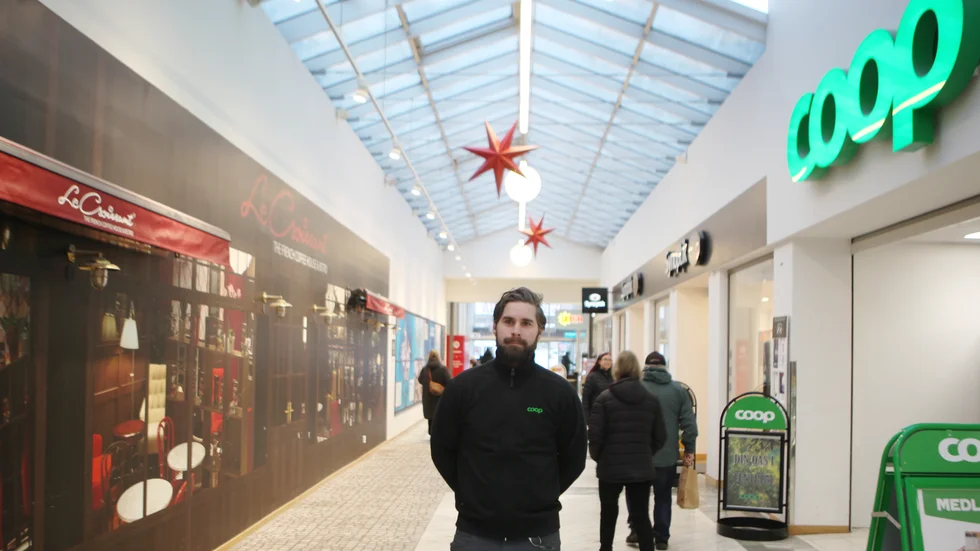 Mattias Gardell är butikschef på Coop Öster, och han är positiv till den restaurangsatsning som görs mittemot hans butik. "Det finns verkligen potential att göra något bra i gallerian", säger han. 