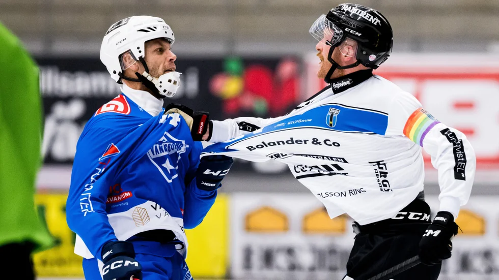 Henric Bergius (t v) i Vänersborg och Ted Haraldsson i Sirius drar i varandras tröjor. Båda klarade sig från utvisning i en match som västgötarna vann, som vanligt när lagen möts i Vänersborg.
