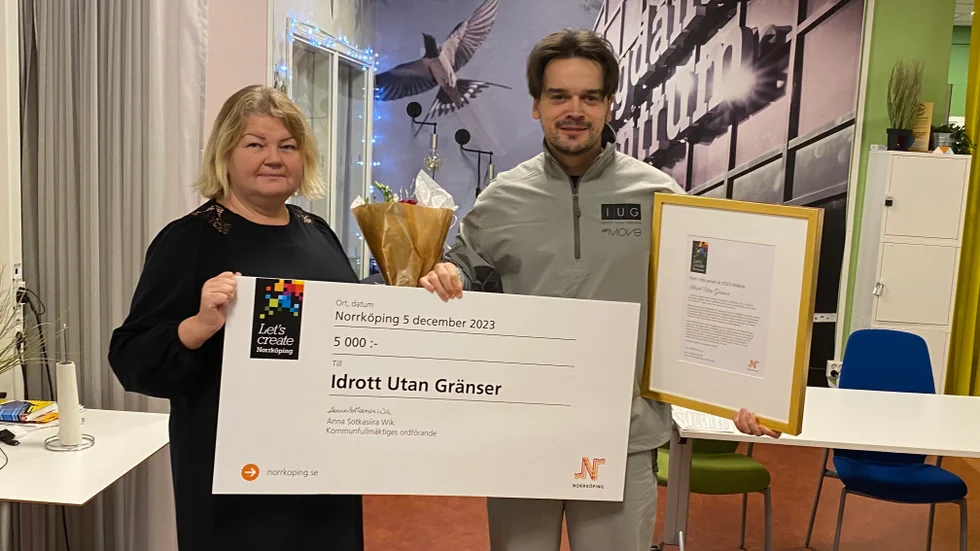 Anna Sotkasiira Wik (M), kommunfullmäktiges ordförande, lämnade över priset, diplom och en stor check på 5 000 kronor, till Admir Lukacevic från Norrköping som grundat Idrott utan gränser. 
