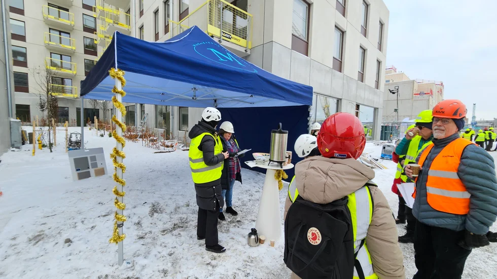 Julpynt och vam glögg bjöd den här fastighetsägaren på under rundvandringen i Inre hamnen i lördags.