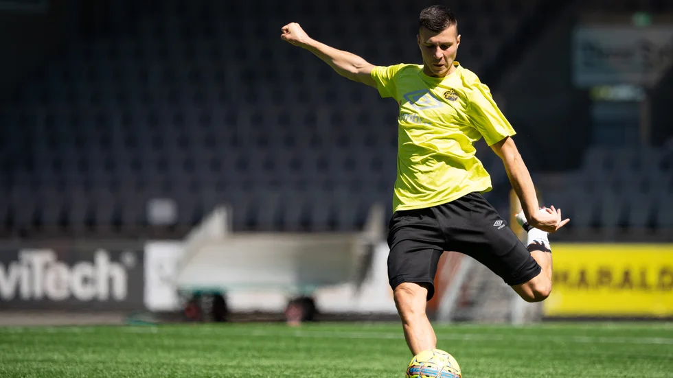 Mattias Özgün som de senaste 2,5 säsongerna har spelat division 2-fotboll med Skiljebo SK i Västerås var under sju säsonger Elfsborgs spelare, där han bland annat vunnit SM med U19-laget. På seniornivå har han varit utlånad till bland annat Degerfors där han gjorde fem matcher i Superettan innan han flyttade hem till Västerås.
