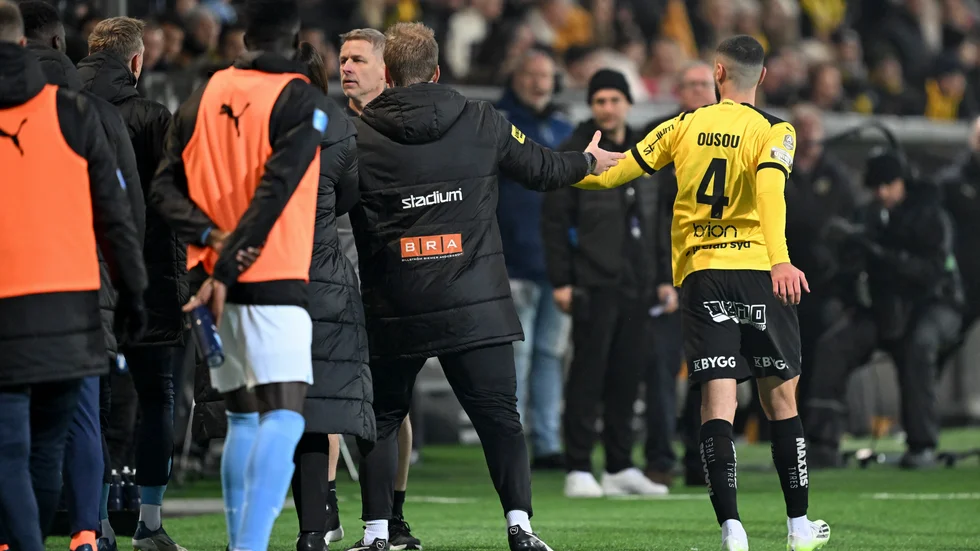 Det var efter att Aiham Ousou byttes ut som personer hoppade in på planen.