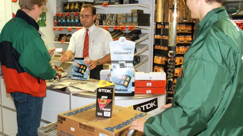 Köprusch på Onoff i Katrineholm 1995. En kund har fyndat nya operativsystemet Windows95.