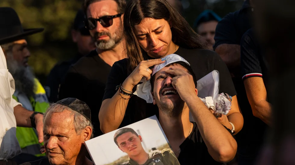 Anhöriga till en dödad israelisk soldat sörjer vid dennes begravning på en begravningsplats utanför Tel Aviv på torsdagen.
