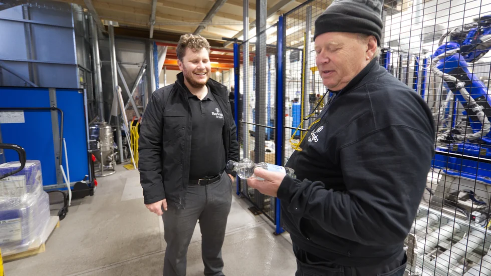 Jonathan Warg och Jonny Warg på Barlingo bryggeri har sålt sin sista flaska vatten man hade i lager. Tanken var att upphöra med produktionen, men den har nu återupptagits efter vattenlarmet.