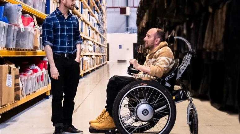 Daniel Radcliffe har gjort en dokumentär om sin Harry Potter-stuntman David Holmes som skadades allvarligt under en inspelning.