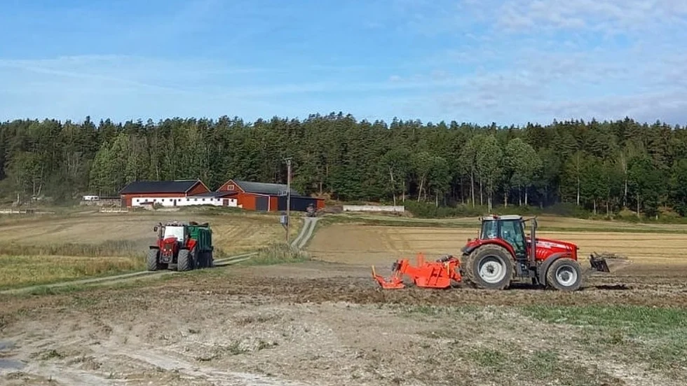 "Vi livsmedelsproducenter jobbar ofta och mycket för att försörja våra invånare med mat", skriver debattörerna som oroar sig över vem som ska vilja jobba med livsmedelsproduktion om skolorna på landsbygden läggs ner. Bilden är från skribenternas gård.