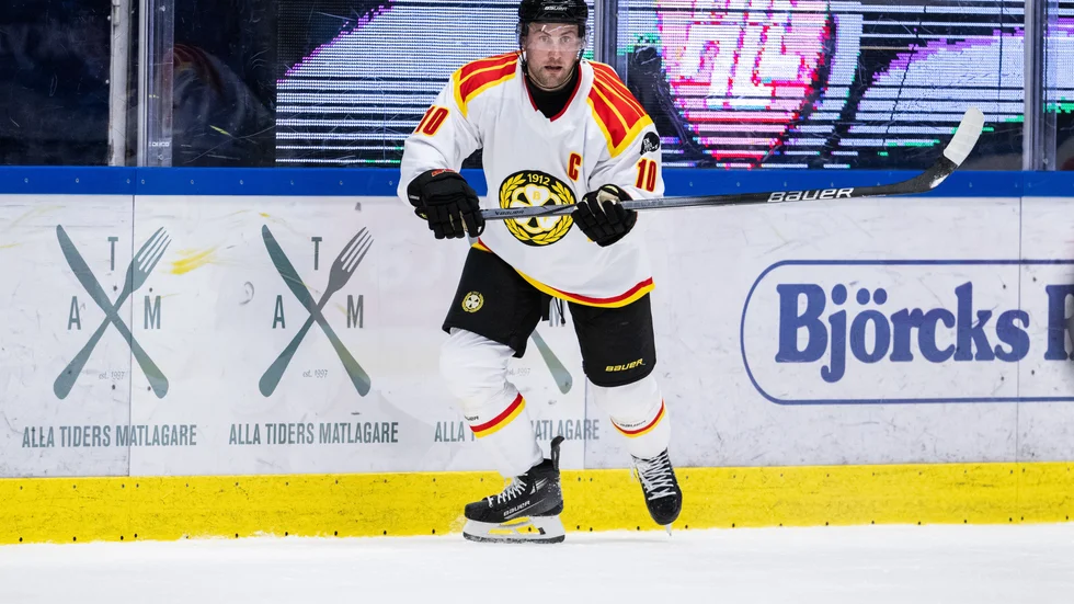 Johan Larsson fick matchstraff i säsongsdebuten - och stängs av i två matcher.