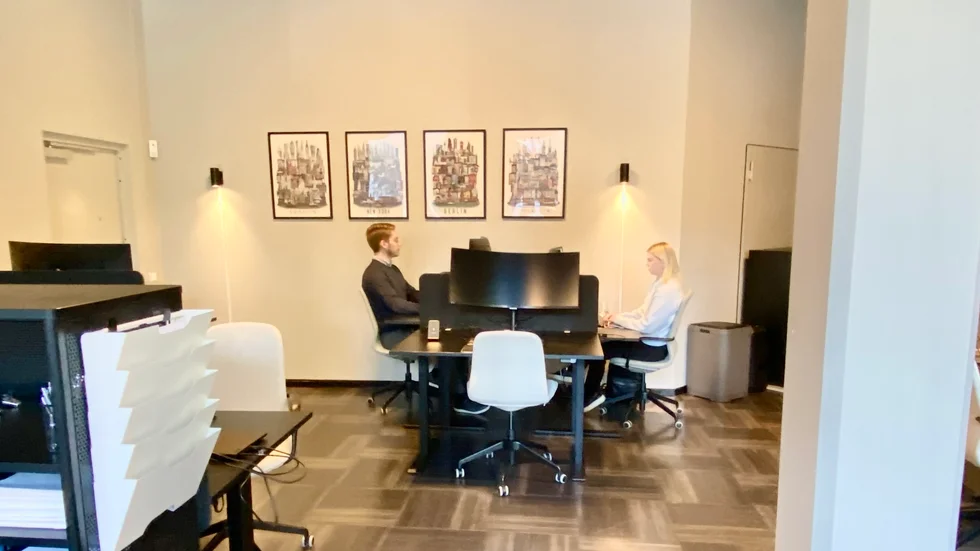 Patrik Renell och Sofia Bjälevik från KPMG flyttade in förra veckan. Totalt har revisionsbyrån åtta kontorsplatser på företagshotellet.