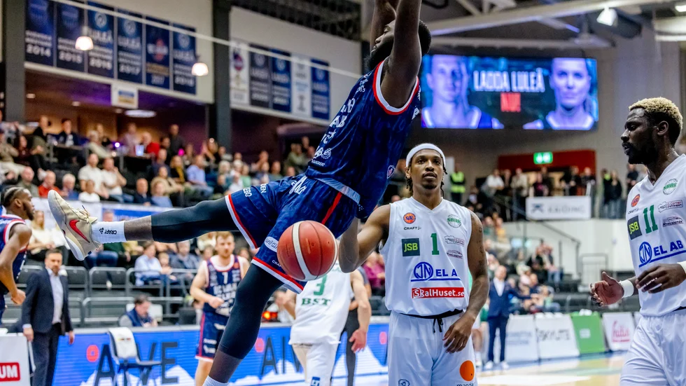 A.J. Sumbry, BC Luleås nye amerikan, gjorde sina två första poäng för sitt nya lag genom en dunk (bilden).