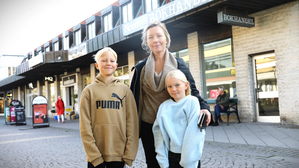 ”Jag kan tycka att det är bra för jag tror att man säkert sitter mycket med skärm hemmavid. En balans är nog bäst”, säger Frida Svensson med barnen Vilmer och Julia. 