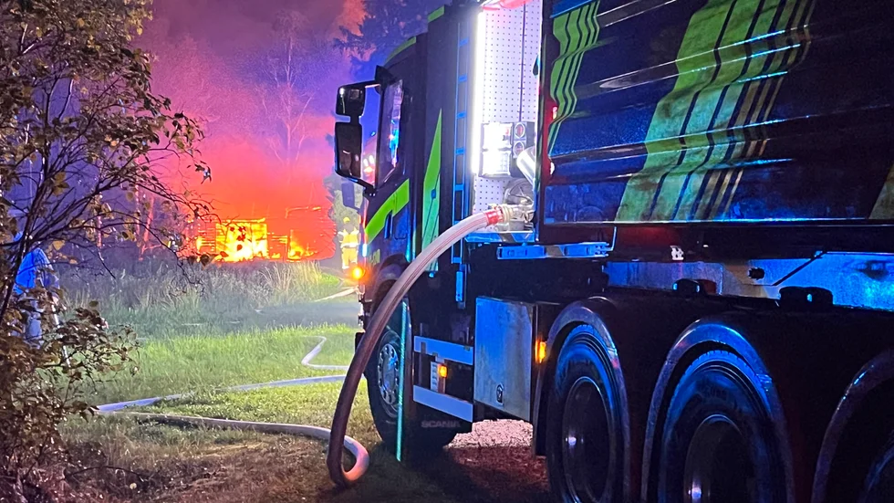 Ett garage i Bränne i Jäder brann ned under natten mot måndagen, efter ett blixtnedslag.