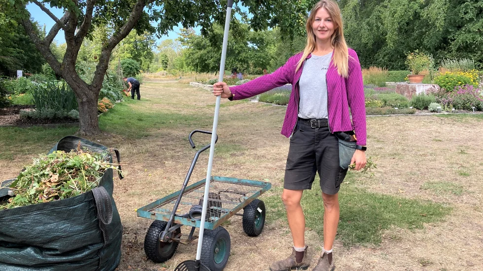 Trädgårdsmästare Rita Gustavsson, mycket glad över den utmärkelse som Vamlingbo trädgård fått.