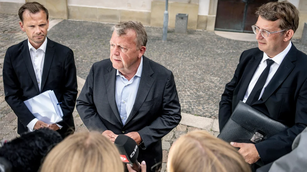Lars Løkke Rasmussen i mitten, justitieminister Peter Hummelgaard till vänster, och försvarsminister Troels Lund Poulsen till höger efter måndagens möte i folketinget.