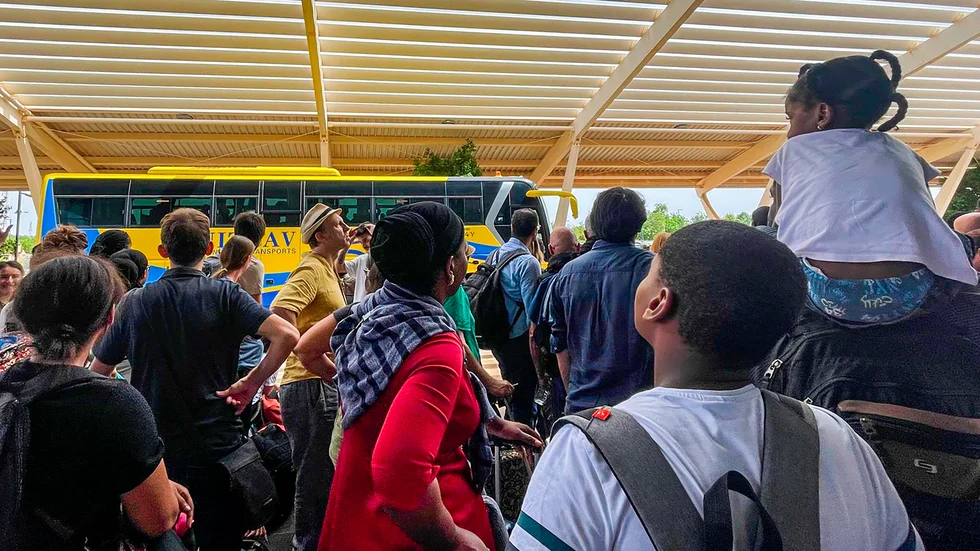 USA kallar hem delar av ambassadpersonalen i Niger. Även andra länder har evakuerat sina medborgare från landet. På bilden syns franska medborgare som inväntar evakuering från Niger tidigare i veckan.