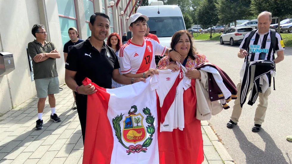 Nolberto Solano tillsammans med Elias Hjelmberg och Raquel Martos.