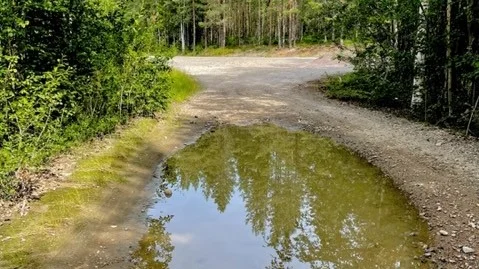 "Detta är inget alternativ till cykelväg i nuläget. En cykelväg ska passa alla modeller av cyklar. Tävlingscyklar med smala däck kan inte köra på en grusväg", skriver insändarskribenten.