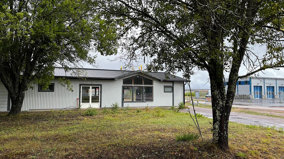 Huset där Klar Kvadrat planerar en ny restaurang ligger vid infarten till handelsområdet i Hultsfred.