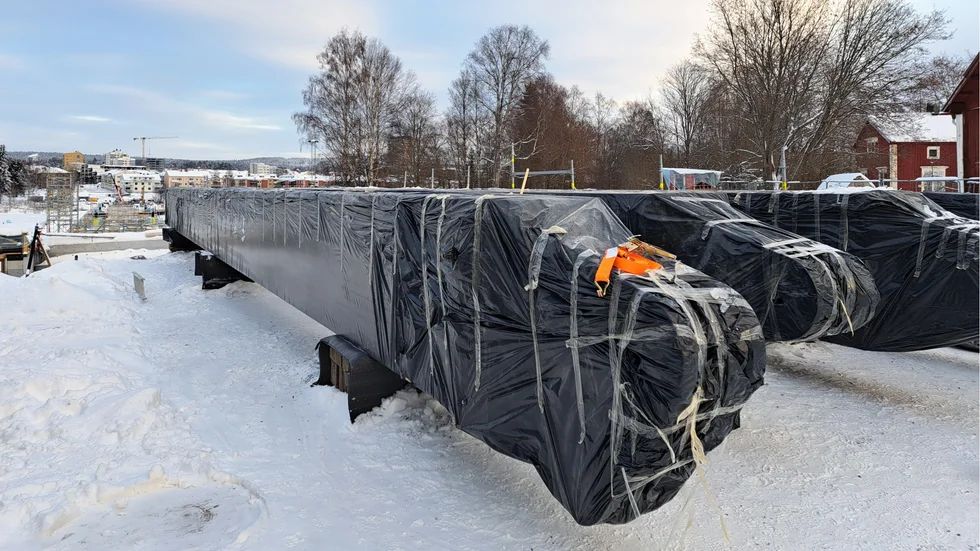 De första balkarna till Karlgårdsbron anlände dagen före snöstormen. De var redan väl inplastade, och är nu även täckta med presenningar och tak.  