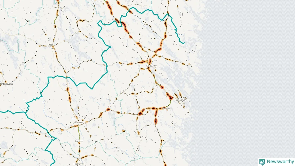 De vägavsnitt som har en större färgmarkering är särskilt utsatta. I kommunen finns nio kilometer väg med viltstängsel. Jämförelsevis kan nämnas att Oskarshamn har 15 kilometer stängslad väg, Kalmar har 24 kilometer.