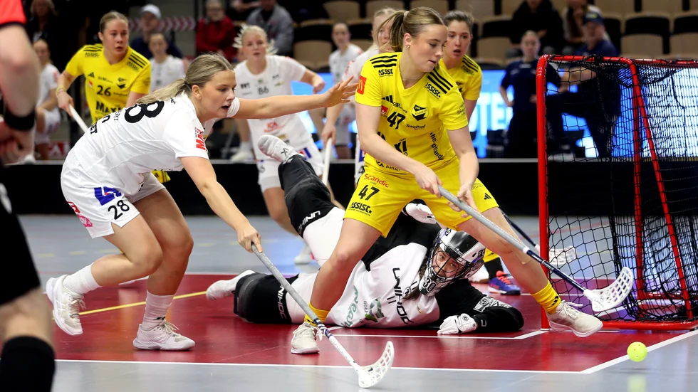 Ella Johannesson var tillbaka i spel efter att ha fått kliva av mot Täby senast, men det hjälpte inte. Karlstad vann med 5-4.