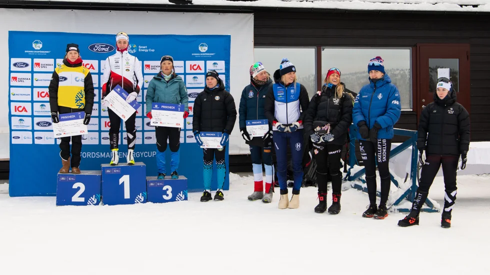 Elin Henriksson, andra från höger, tog en åttondeplats i söndagens lopp i Ford smart energy cup.