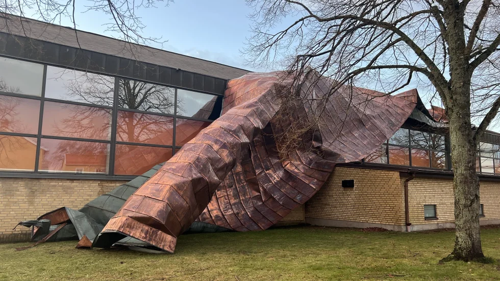 Det dröjer ännu några dagar innan det nedblåsta taket på sporthallen kan lyftas bort.
