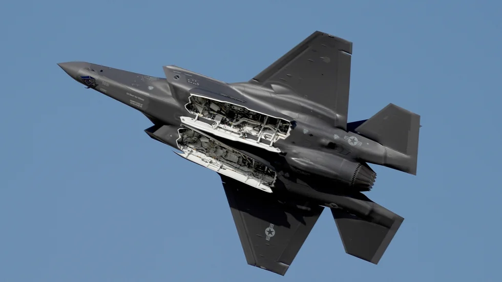 Amerikanska stridsflyg har slagit till mot mål i Irak. Arkivbild.