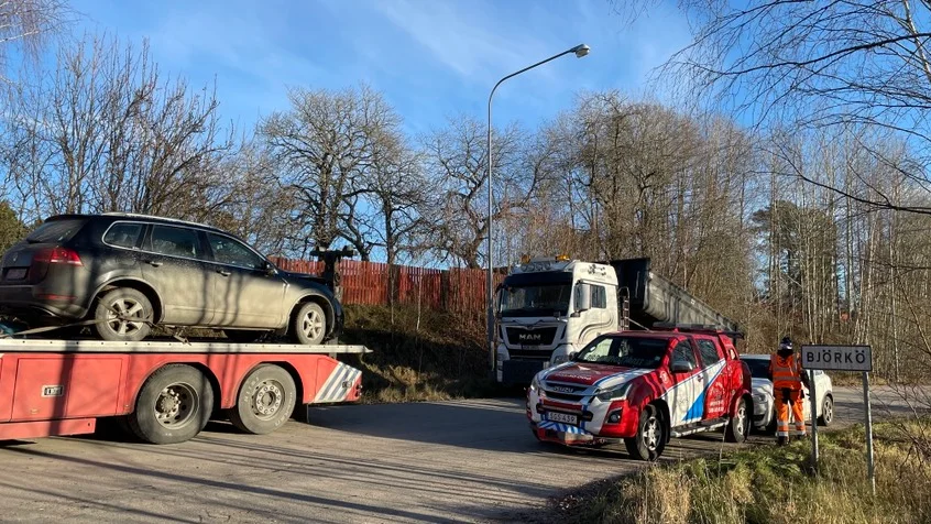 Två bilar krockade på väg 53 utanför Nyköping.