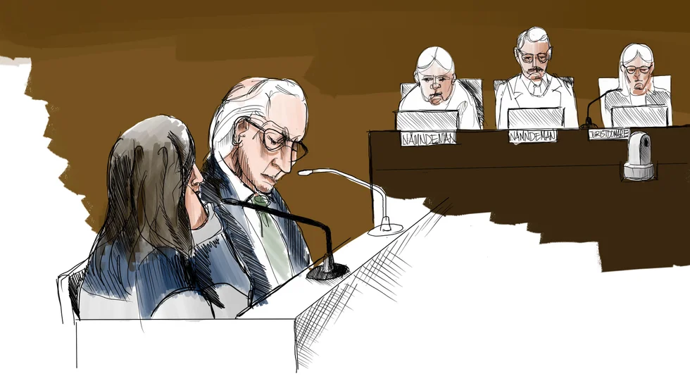 Den åtalade kvinnan tillsammans med advokat Johan Eriksson vid onsdagens huvudförhandling. Kvinnan står åtalad för att ha läckt hemlig information om brottsutredningar till en man i ett kriminellt nätverk.