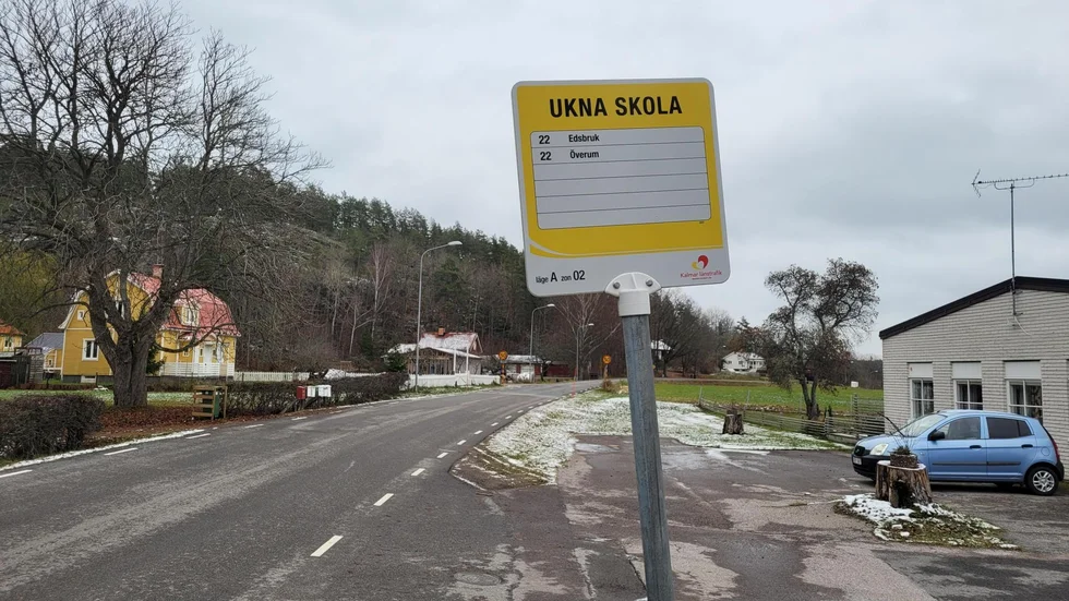 Att låta äldre barn stanna kvar på småsyskonets förskola efter skoltid, istället för att gå på fritids, var en lösning som infördes 2013 när många landsbygdsskolor lades ner. Nu ser majoriteten att kvalitén har påverkats, och avvecklar lösningen. 