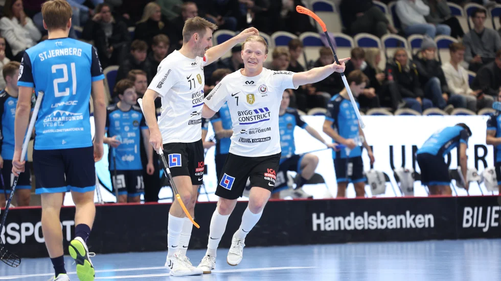 Klapp från kaptenen. Tobias Gustafsson gratulerar Otto Weidman efter ett av forwardens tre mål.