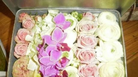 Att pryda en gammal kakburk med blommor går också bra.Foto: Karin Johansson