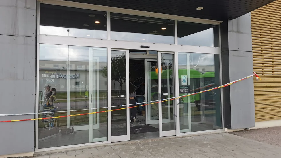 Avspärrningar vid entrén 