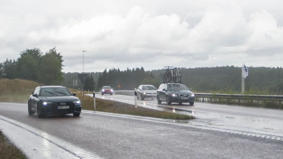 Det är bilen närmast som har rätt att köra först ut på vägen in mot Vagnhärad, men det borde vara tvärtom tycker flera kommuninvånare.