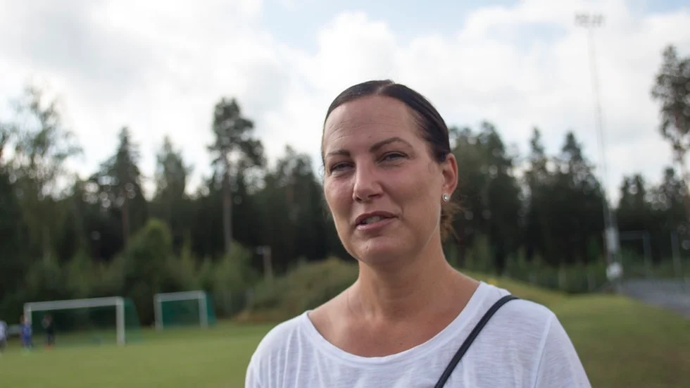 "Om jag inte reagerat så snabbt och kastat mig iväg hade jag blivit påkörd", säger Ann Sarajärvi. Hon jobbade frivilligt som flaggvakt under KK-joggen på uppdrag av föreningen DFK Värmbol där hennes barn spelar fotboll.