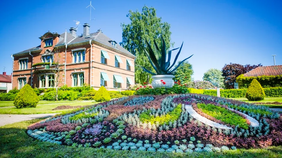 Signaturen Blomsterälskare hoppas kommunen forsätter med fina planteringar.
