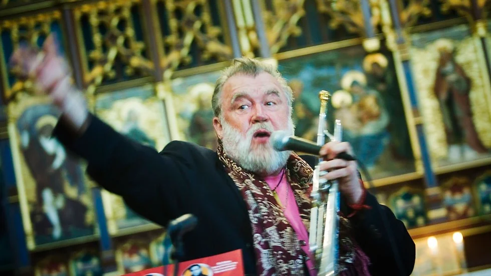 Lars "Sumpen" Sundbom är gästartist när Per "Slim" Notini kommer till Floda kyrka den 18 juli.