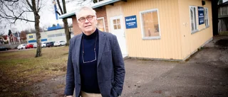 Hund hittades fast vid träd i skogen