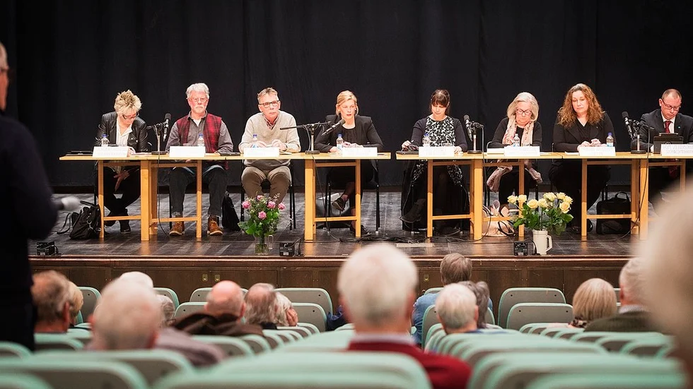 Varje valår arrangerar de fyra pensionärsförbunden en politikerutfrågning. Under tisdagen ställdes företrädare från varje parti i Nyköping mot väggen och det hettade till när frågan om vem som ska finansiera framtidens äldreomsorg ställdes. Knappt hundra åhörare kom för att lyssna på debatten.