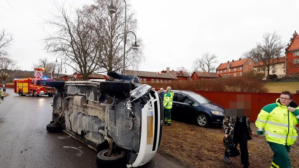 Efter att ha kolliderat med ett träd hamnade minibussen, tillika taxin, på sidan. Den kommer aldrig att komma tillbaka i kördugligt skick igen.