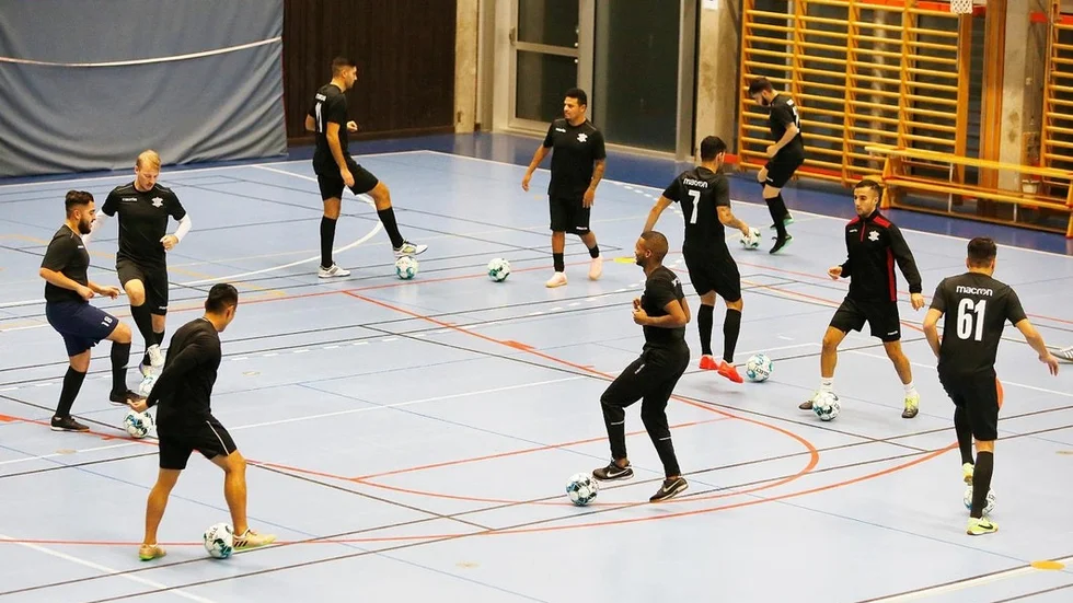 Strängnäs futsallirare föll i premiären mot Örebro med 10–2.