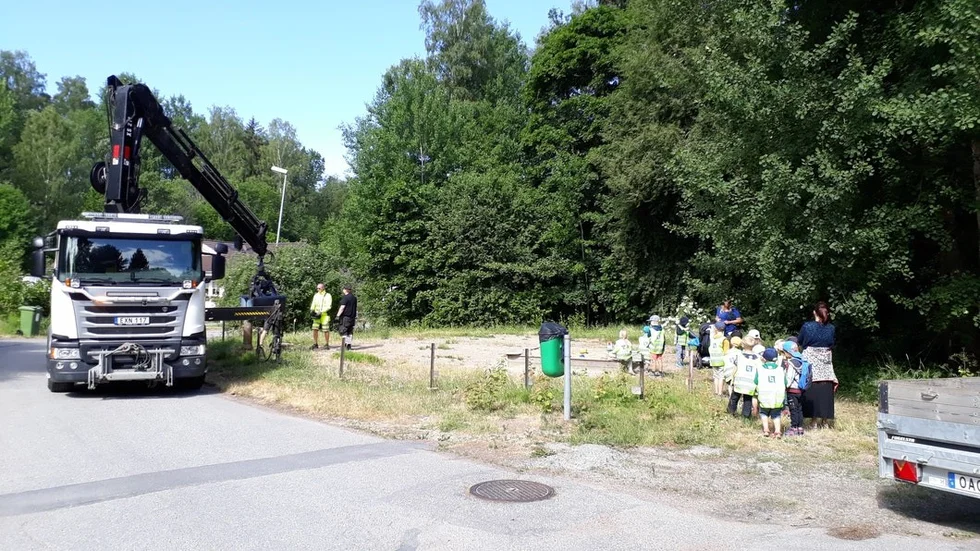 Lekparken som försvann. En lekpark på Abborrvägen i Kvicksund avvecklades häromdagen just som ett antal förskolebarn kom dit för att leka.