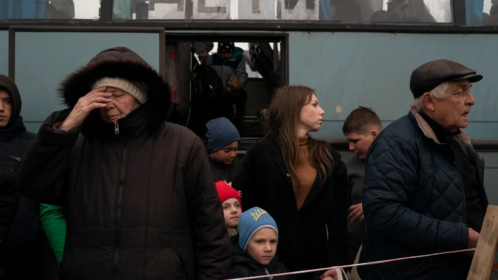 De här människorna evakuerades från sönderbombade och numera ockuperade Mariupol till områden som ännu kontrolleras av Ukraina. I fönstret står det "Barn" på ryska. Bilden togs i april. Arkivbild.